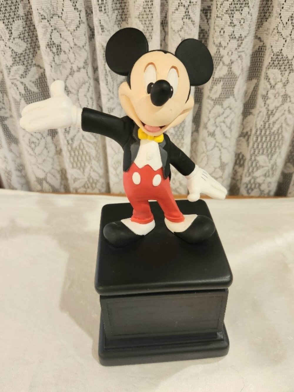 Walt Disney Mickey Mouse Cast Member Exclusive Award Statue 9.5 inches